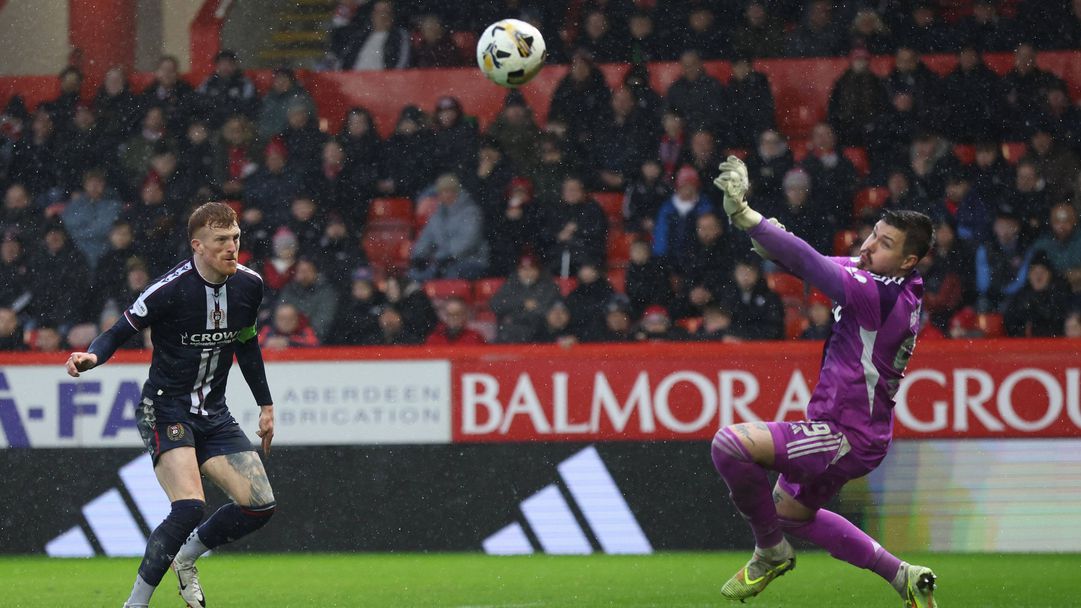 Абърдийн с нова загуба, Митов пак остана на пейката