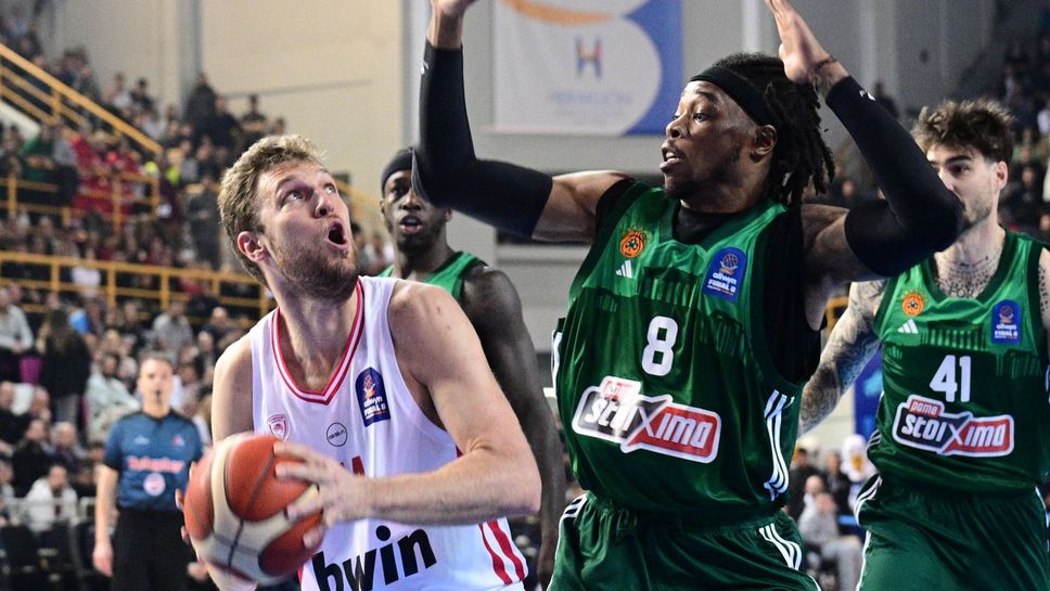 Александър Везенков и Олимпиакос отстъпиха пред големия си съперник Панатинайкос