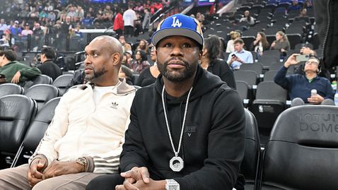 Мейуедър се връща към професионалния бокс след демонстративния мач с Тайсън