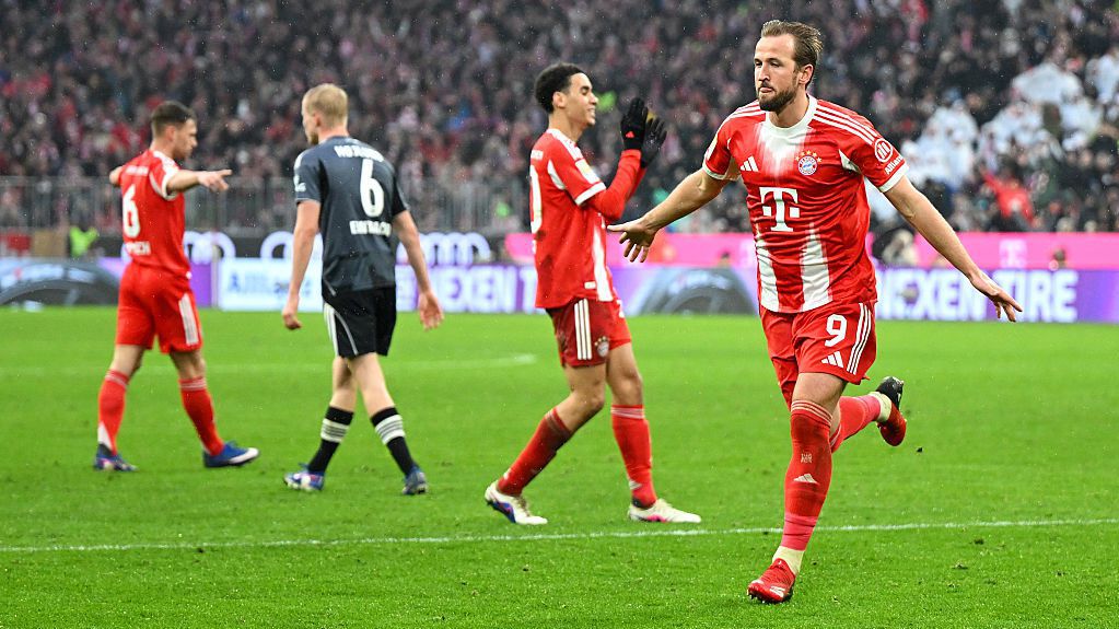 Байерн се отпусна в края и потрепери, но все пак увеличи преднината си преди “Дер Класикер”