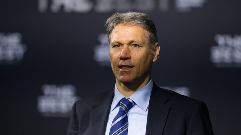  Ван Бастен насочи рецензии към стила на игра на Атлетико Мадрид 