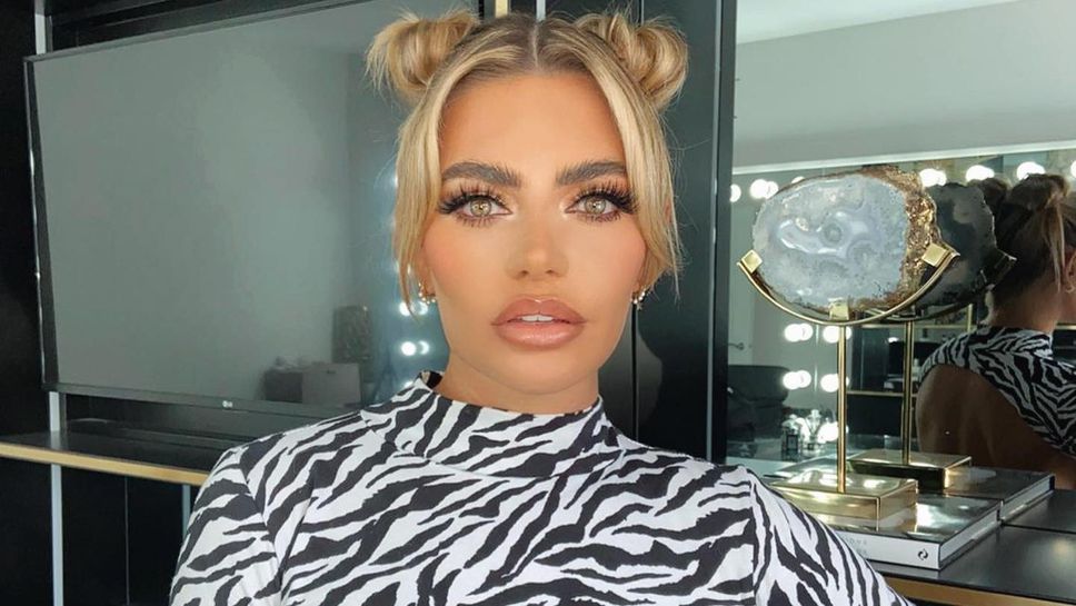 Новата на Деле Али не се опитва да прикрие пищното си деколте