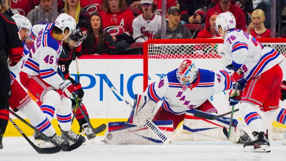 Александър Георгиев с 44 спасявания и първи мач без допуснат гол този сезон, Овечкин изравни Грецки