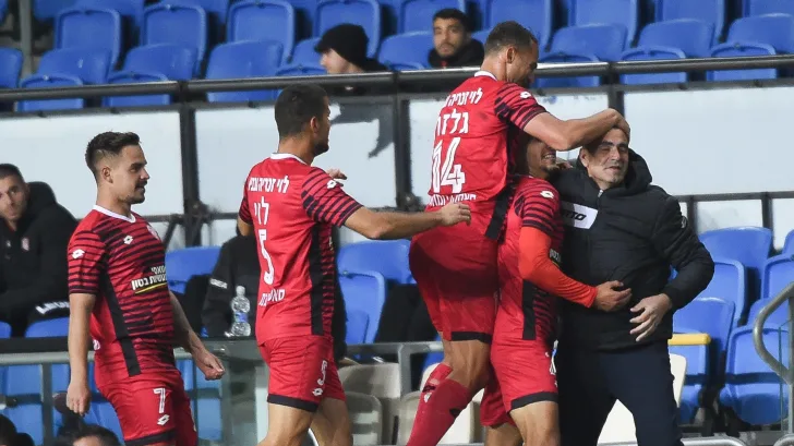  Ивайло Марков с жълт картон при победа на Апоел (Хадера) 