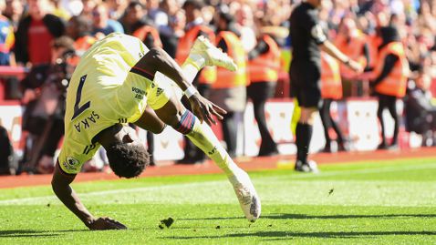 Джерард отговори на Сака: Това е контактен спорт, трябва да свиква