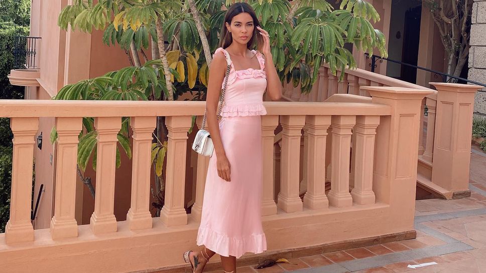 Футболна съпруга захвърли дрехите