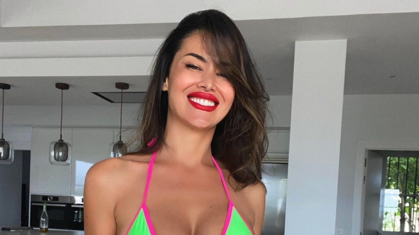 Модел провокира в секси пози