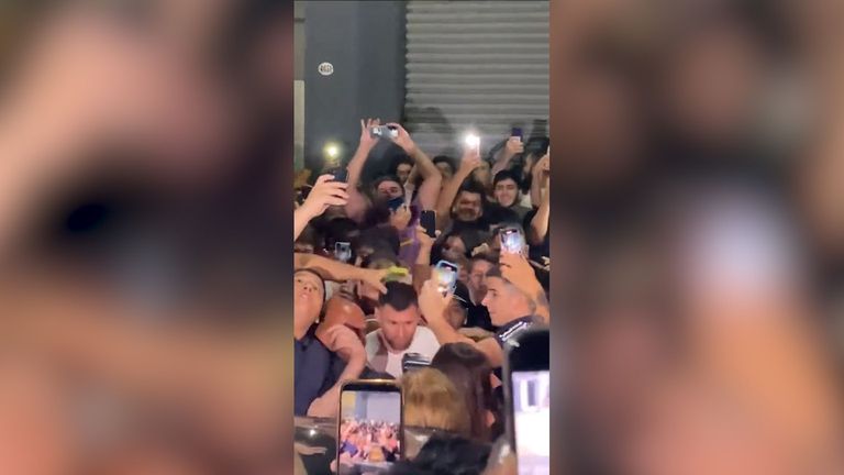 Лео Меси едва се добра до колата си след посещение на ресторант, стотици фенове опитаха да се докоснат до идола си
