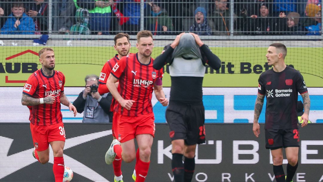 След отпадането от ШЛ Байер се издъни срещу последния в Бундеслигата
