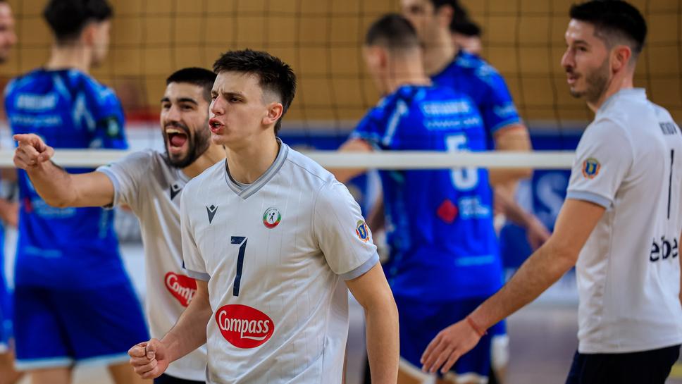 Монтана задържа още двама играчи