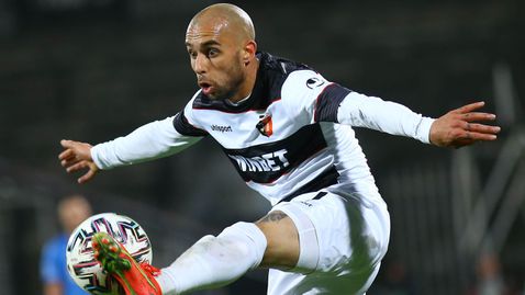  Момчил Цветанов се приближава до Спартак (Варна) 