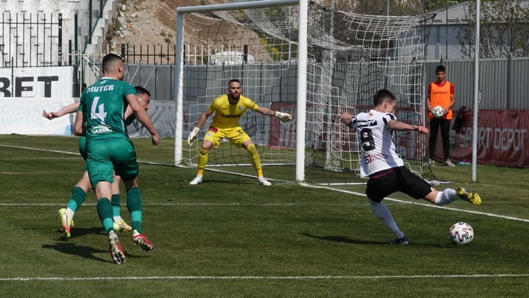  Пропусната дузпа в добавеното време лиши Локомотив (Пд) от трите точки против Берое 