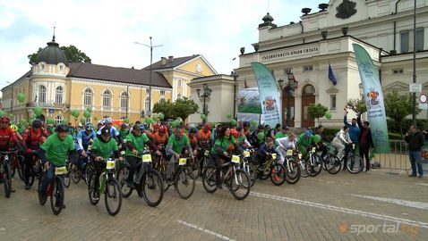 Популярни спортни звезди поведоха велошествието "София кара колело за по-чист въздух"