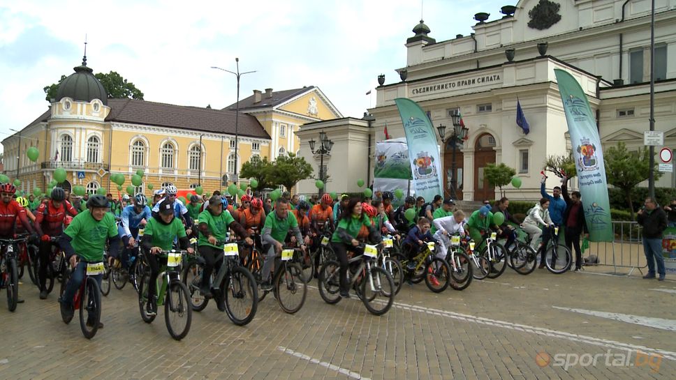 Популярни спортни звезди поведоха велошествието "София кара колело за по-чист въздух"
