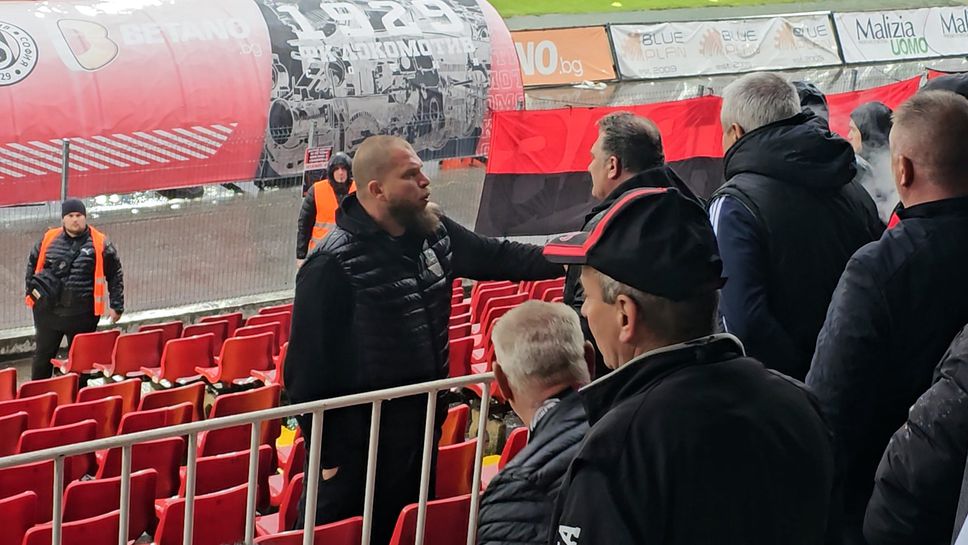 Напрежение между феновете на Локомотив (София) и охраната на стадиона, доброволно напуснали привърженици на "железничарите" в знак на протест