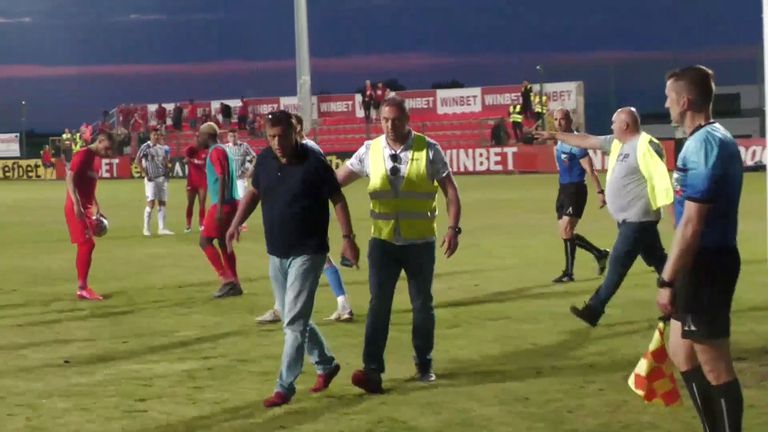Стойне Манолов влезе на терена и потърси саморазправа с футболист на своя тим