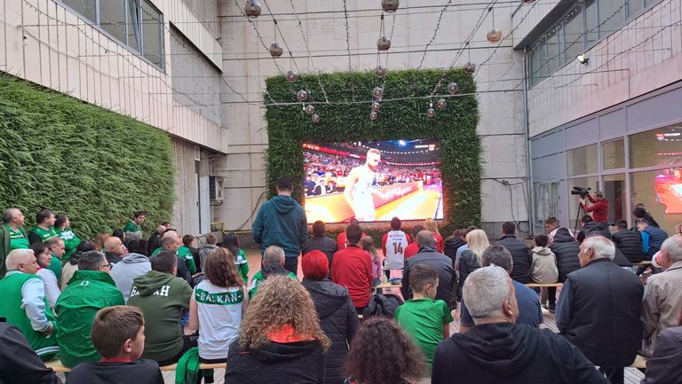 Баскетболните фенове в Ботевград гледат организирано на голям екран финала