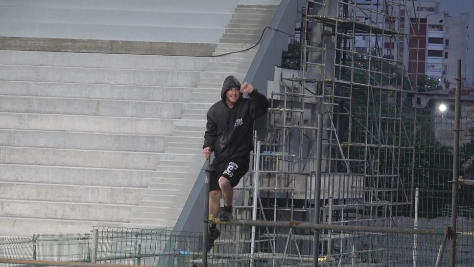 Радост на оградата след първия гол за Левски
