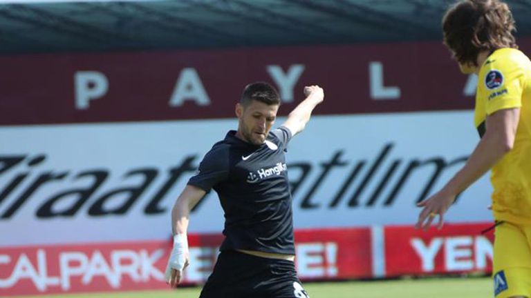 Страхил Попов игра цял мач за Юмраниеспор но отборът му