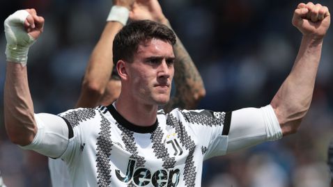  Агентът на Влахович разкри за предложения от три огромни клуба към нападателя 