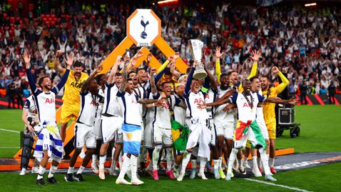  17-годишното очакване завърши: Тотнъм подвигна трофея в Лига Европа след следващата си победа над Манчестър Юнайтед 