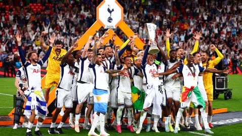  17-годишното очакване завърши: Тотнъм подвигна трофея в Лига Европа след следващата си победа над Манчестър Юнайтед 