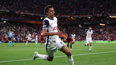  17-годишното очакване завърши: Тотнъм подвигна трофея в Лига Европа след следващата си победа над Манчестър Юнайтед 