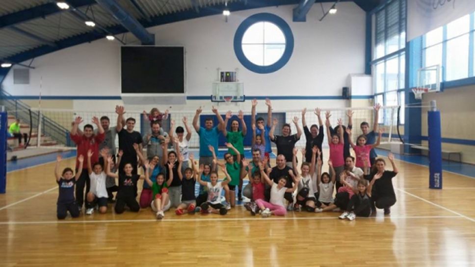 Волейболен фестивал за коледен подарък в школата на Стойчев и Казийски