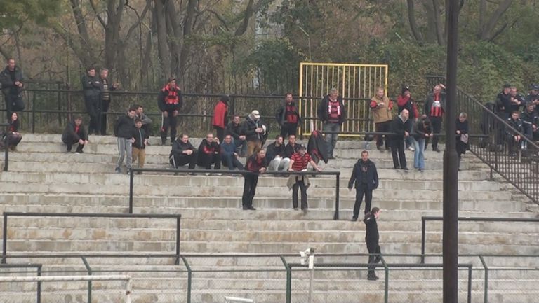 "Железните" останаха извън стадиона в  Овча Купел