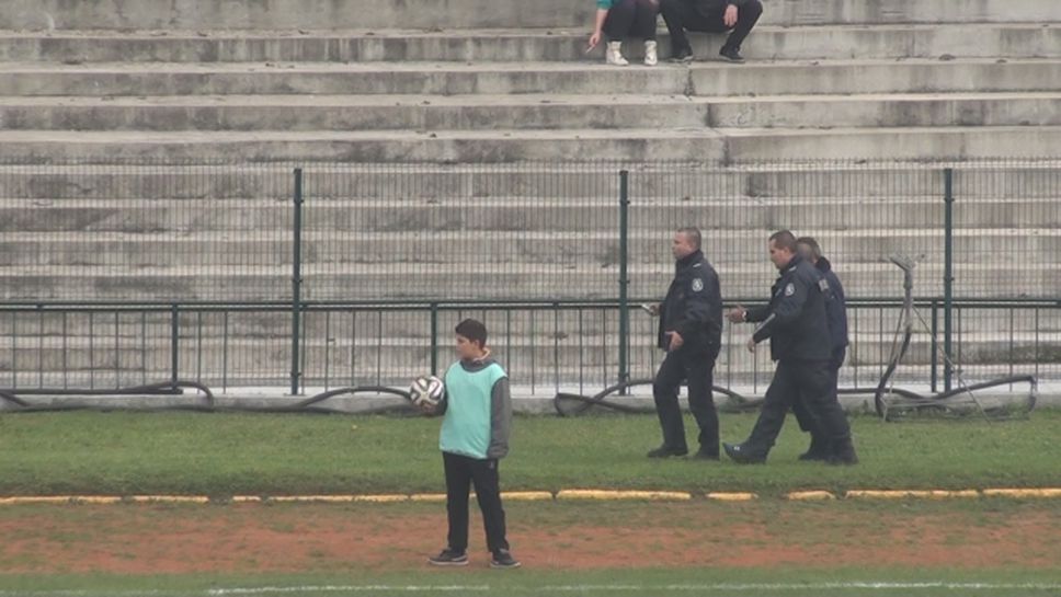 Полицията отведе фен от стадион "Хасково"