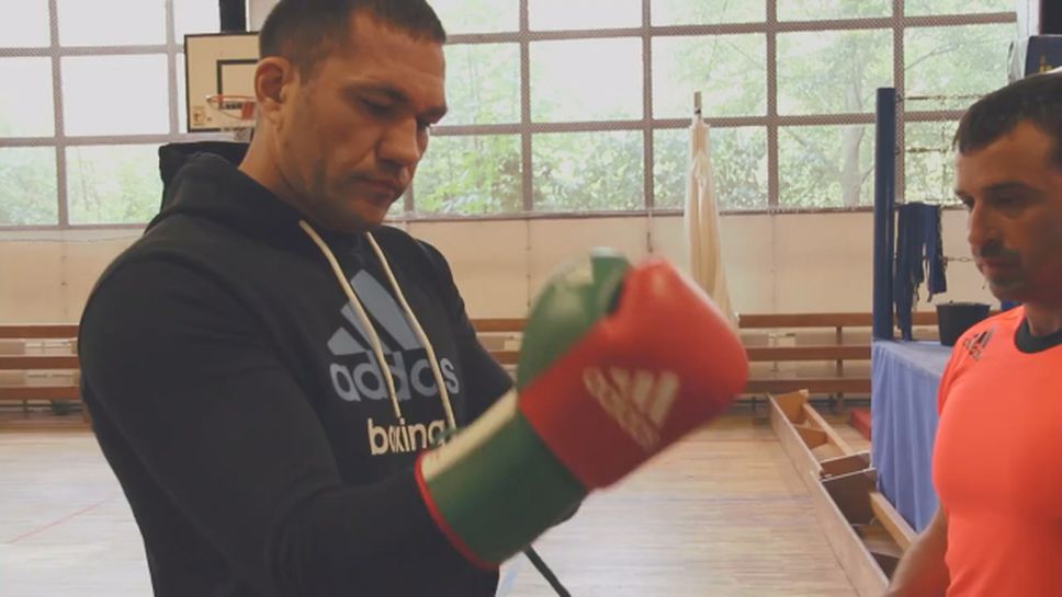 Вижте патриотичните ръкавици на Кобрата за мача с Кличко