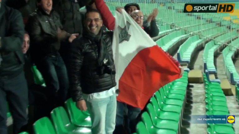 Ентусиазирани фенове на Малта забавляват малцината по трибуните на "Васил Левски"