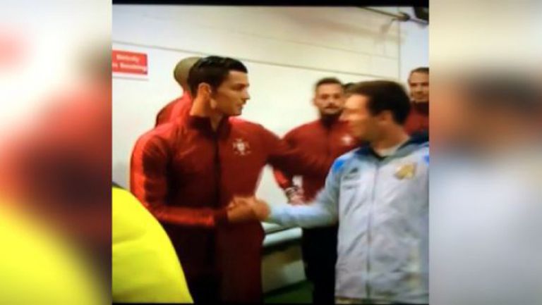 Приятелското ръкостискане между Меси и Роналдо в тунела на "Олд Трафорд"