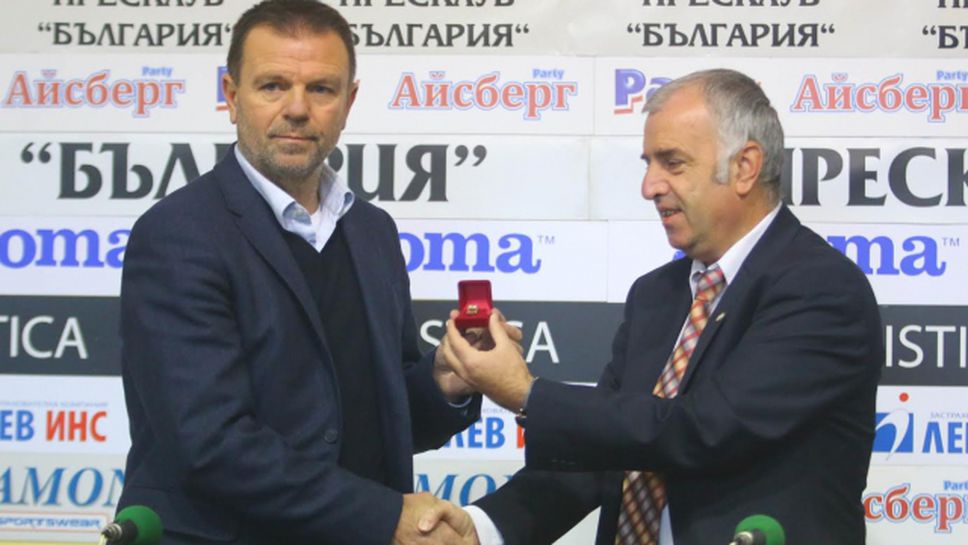Стойчо Младенов бе награден за треньор на месеца