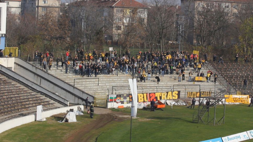 Стотина фена на Ботев (Пд) на стадион "Славия"