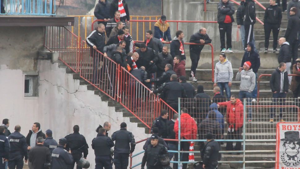 Полицията изнесе фен от сектора на гостите в Дупница