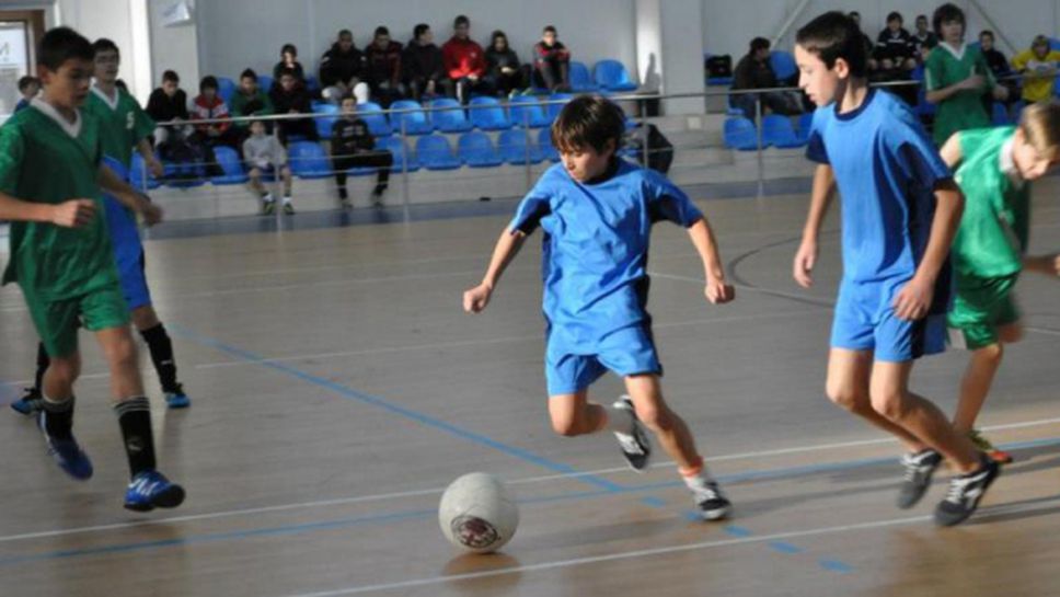 Бургаски легенди наградиха призьорите в училищен турнир по минифутбол