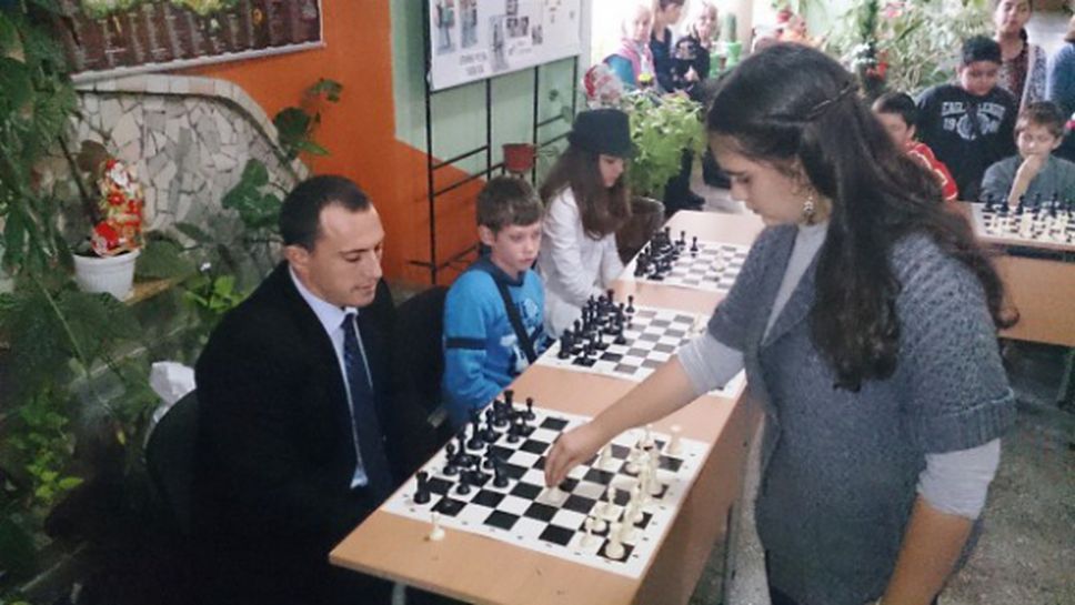 Виктория Радева матира кмет и ученици на сеанс по шахмат