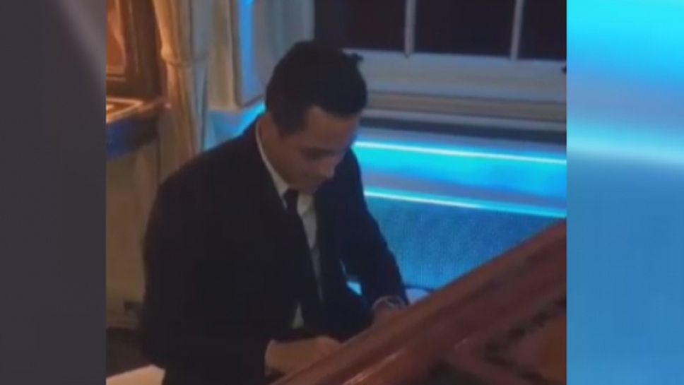 Алексис Санчес показа уникални умения по свирене на пиано