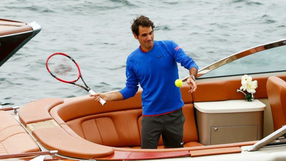 Хюит и Федерер играха тенис, докато се возят на моторни лодки