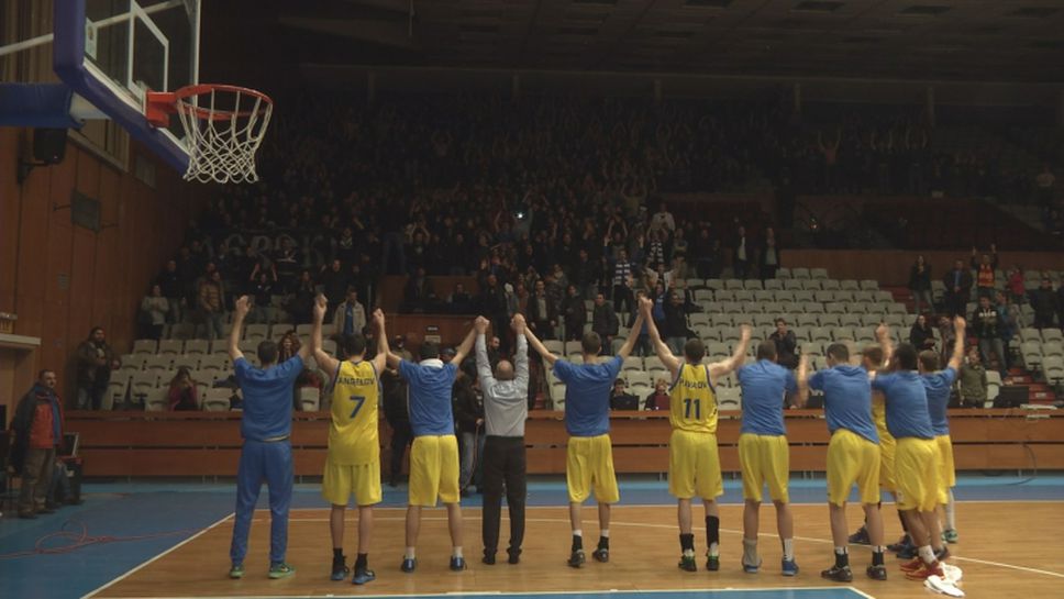 "Синя" благодарност за баскетболистите на Левски, въпреки загубата от Солнок