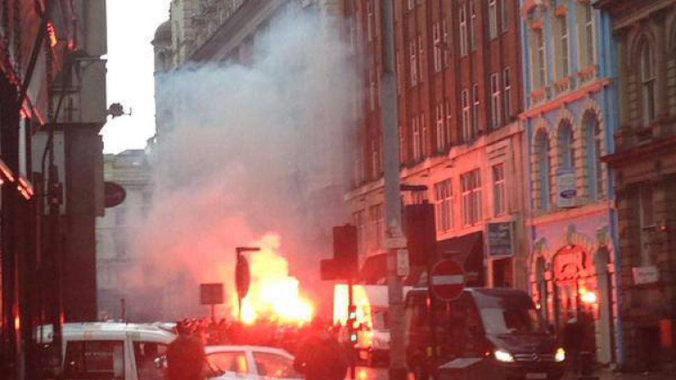 Феновете на Бешикташ спретнаха огнено шоу по улиците на Ливърпул