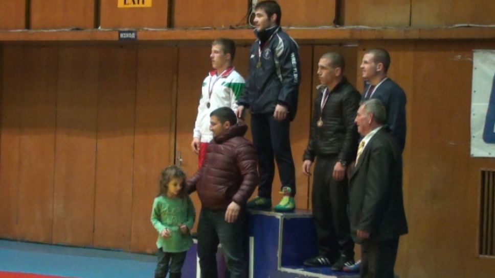 Армен Назарян награждава медалисти на Държавното лично първенство по борба