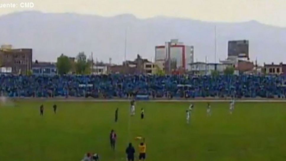 Трагедия в Перу! Футболист бе ударен от мълния (видео)