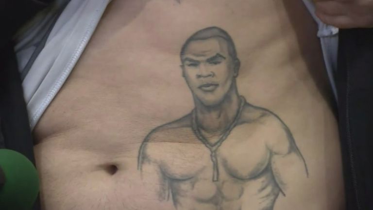 Александър Пацов показа татуировката си на Майк Тайсън на пресконференция