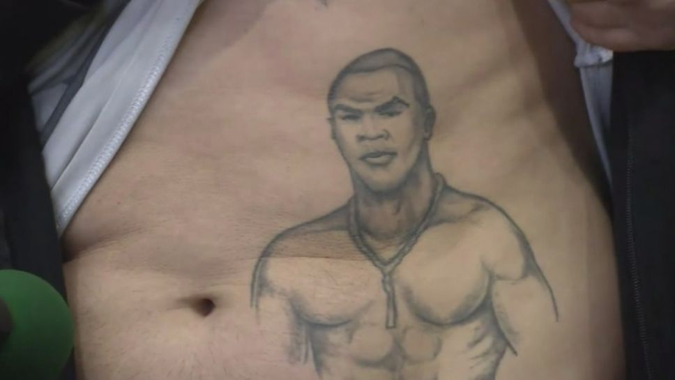 Александър Пацов показа татуировката си на Майк Тайсън на пресконференция