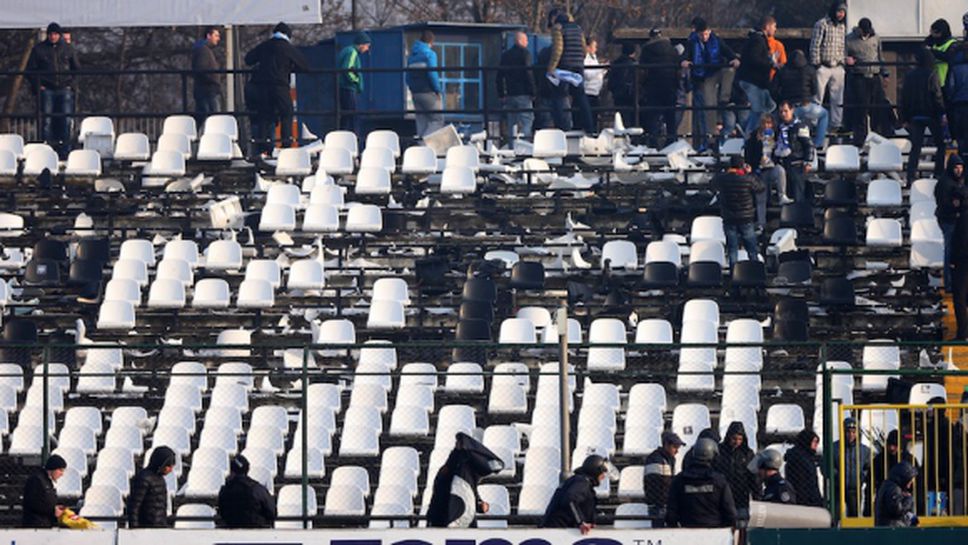 Феновете на Левски изпочупиха стадиона на Славия (снимки+видео)