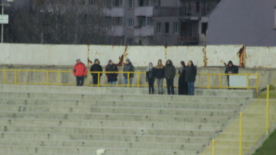 Аплодисменти от малобройната публика на Черно море след гола на Златинов