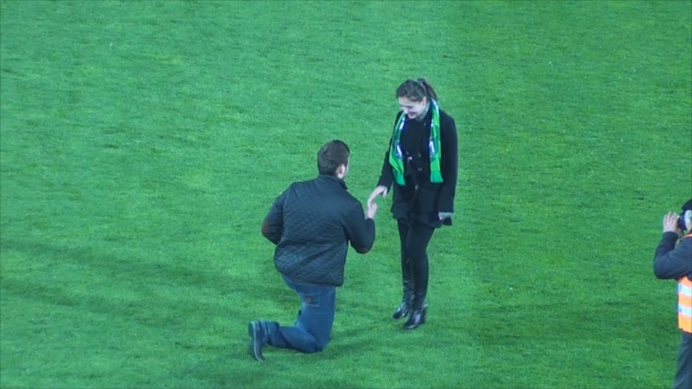 Бивш футболист подари сватбен пръстен на терена в Разград