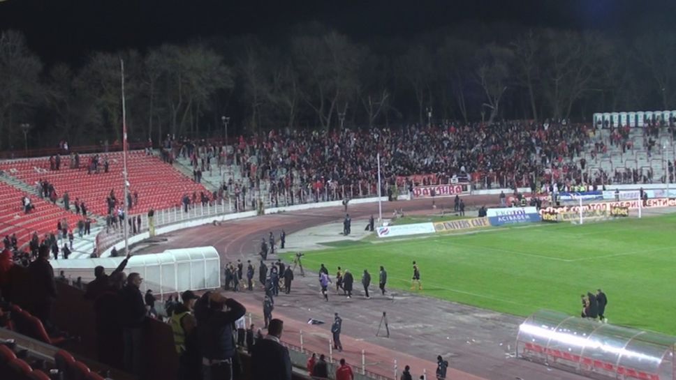 Феновете на ЦСКА симулират радост след гол